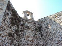 steinerner Glockenturm mit Markuslöwe